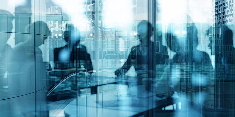 Reflet dans une vitrine d'une conférence de presse
