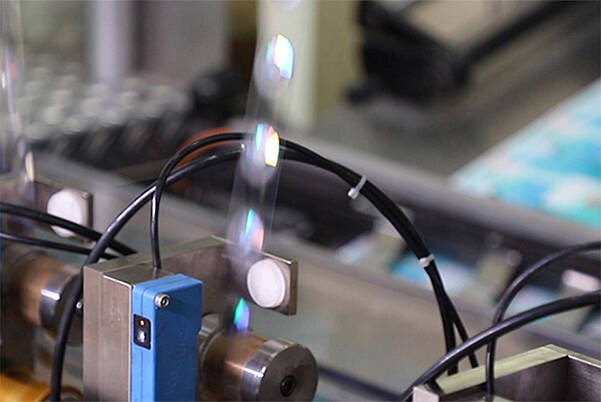 Processus d'application d'OVD et d'hologrammes sur un billet de banque