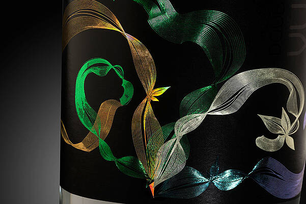 Embellissements en papier sur une étiquette de gin par KURZ FRANCE