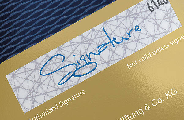 Carte de crédit dorée avec bande de signature de KURZ FRANCE