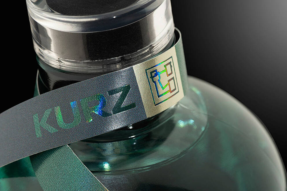 Effet holographique sur l'étiquette de la bouteille avec le logo KURZ