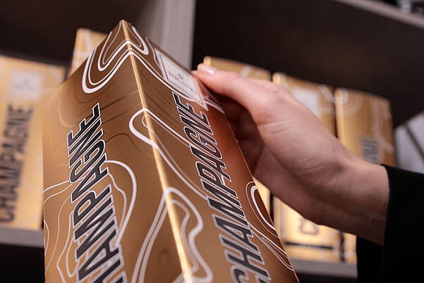 Conception du produit : boîte pliante aux finitions luxueuses en or ultra-brillant