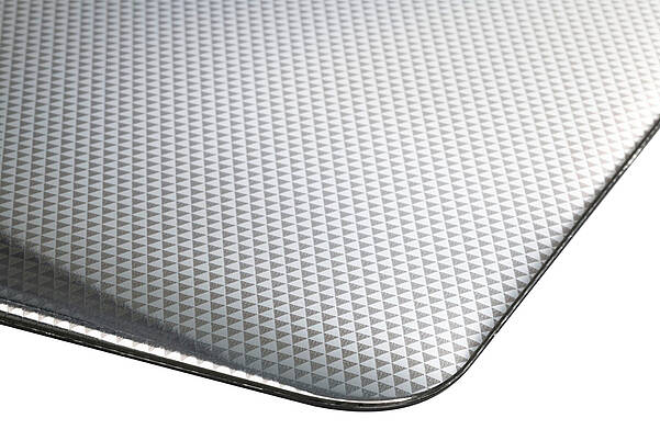 Design de surface chromé avec effet 3D et reflets lumineux