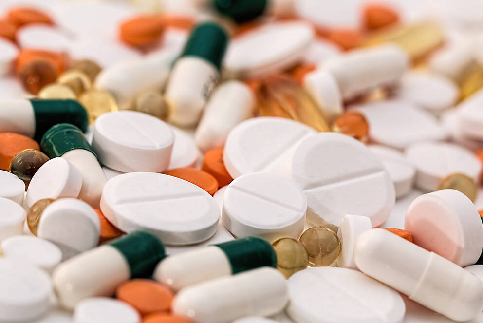 Médicaments : pile de comprimés et de pilules