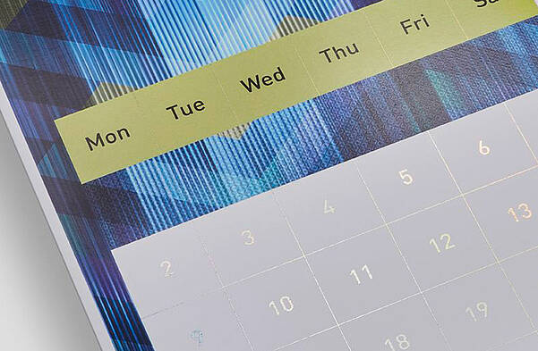Calendrier doté d’éléments de finition raffinés – feuille d’or brillante et revêtements à effets pour un design exclusif