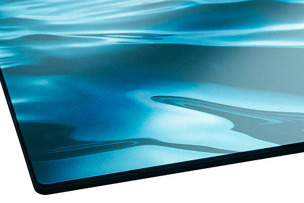 Finition de surface métallique sur composant moulé par injection à effet aquatique