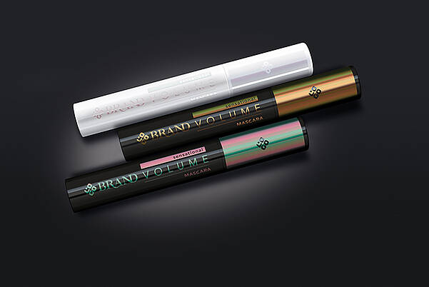 Produits cosmétiques dotés d'un emballage transparent pour les tubes en plastique