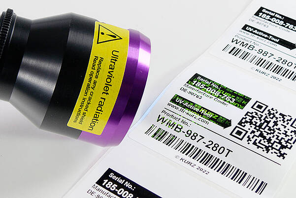 Une lampe UV vérifie les informations de sécurité sur l'étiquette de l'emballage