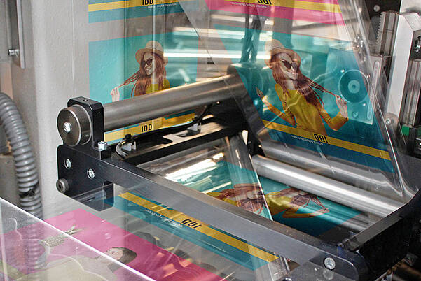 Détail du processus : finition de tubes en sérigraphie sur une machine du groupe KURZ