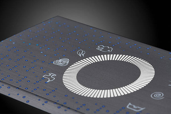 Pièce moulée par injection avec design tactile rétroéclairé