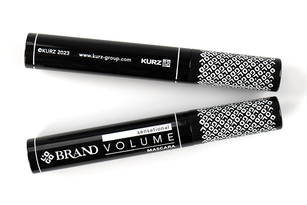 Mascara présenté dans un tube noir et blanc, orné d'un motif appliqué par estampage à chaud