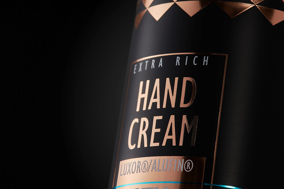 Emballages cosmétiques avec finition de surface en or rose par KURZ