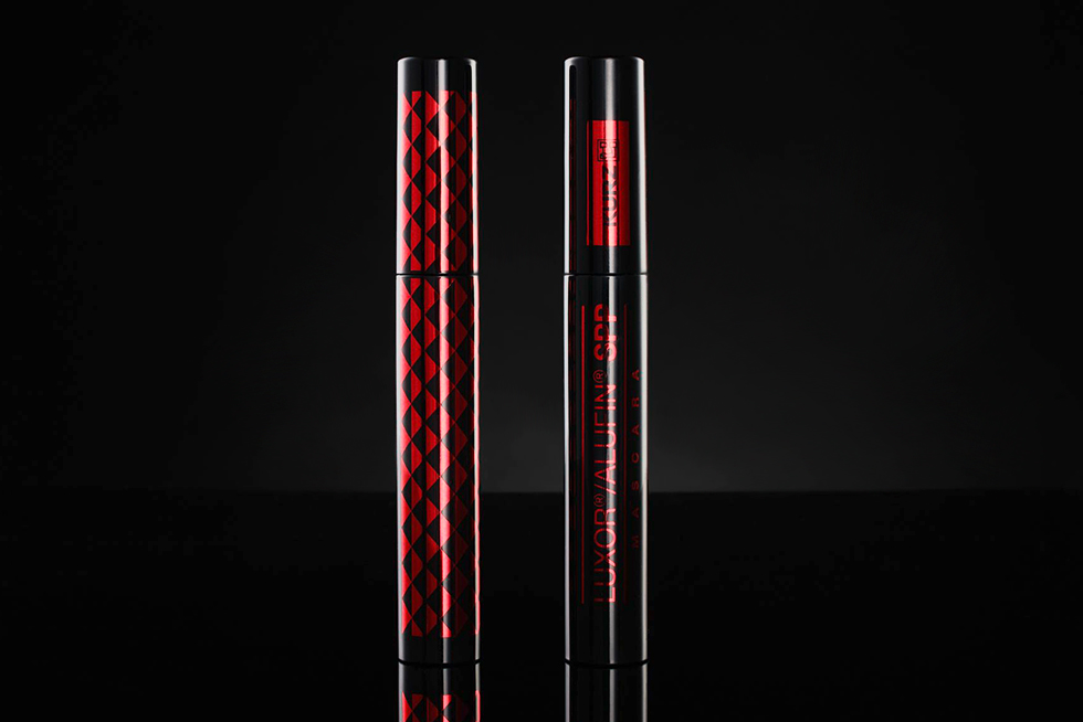 Tubes de mascara avec reflets métalliques obtenus par estampage à chaud